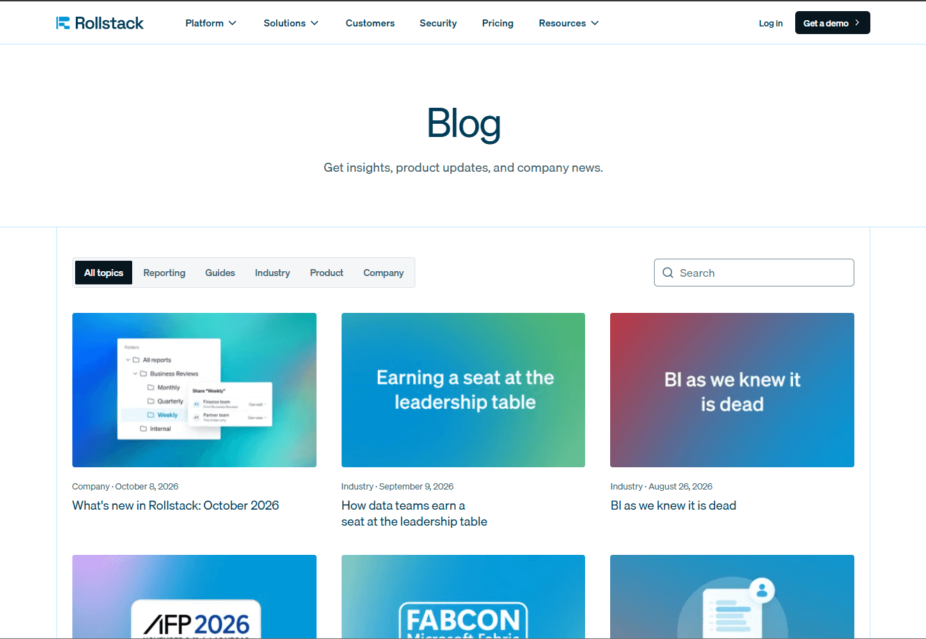 Página de blog de Rollstack con filtros por tema, buscador y artículos destacados